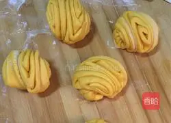 Illustration of how to make carrot milk rolls 17