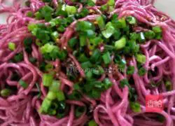 Illustration of making homemade dragon fruit cold noodles 8