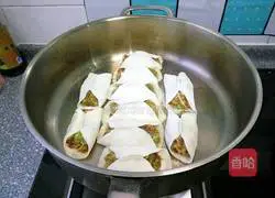 Illustration of how to make zucchini pot stickers 10