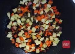 Illustration of how to make stewed rice with potatoes, carrots and bacon 14
