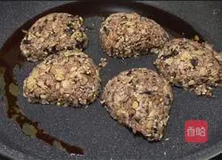 Illustration of how to make seaweed red rice balls 11