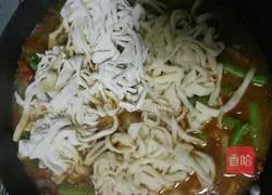 Illustration of how to make braised potato and beans noodles 12