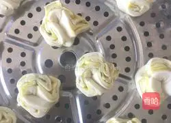 Illustration of making halal homemade flower rolls 5