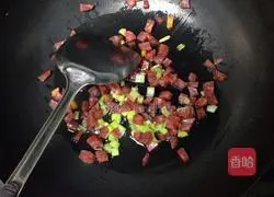 Illustration of how to make braised rice with sausage, carrots and potatoes 4