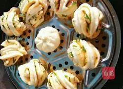 Illustration of how to make scallion rolls 7