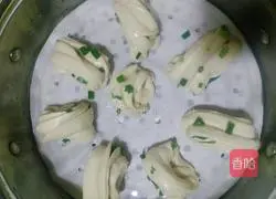 Illustration of how to make green onion rolls (16 pieces) 16