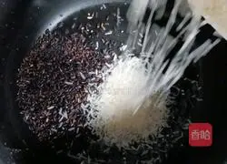 Illustration of how to make rice, black rice and sweet potato porridge 3