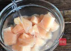 Illustration of how to make preserved egg, chicken and millet porridge 7