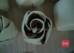 Illustration of how to make rose rolls 6