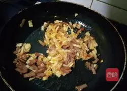 Illustration of how to make spicy cabbage, bacon and cheese baked rice 3
