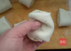 Illustration of how to make salt and pepper rolls 5