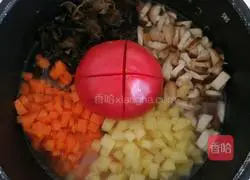 Illustration of how to make braised rice with one tomato 11
