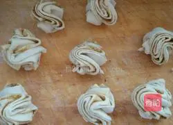 Sesame paste flower roll.Illustration of how to make it 7