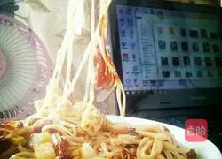 Homemade potato, corn and enoki mushroom braised noodles Illustration of how to do it 7