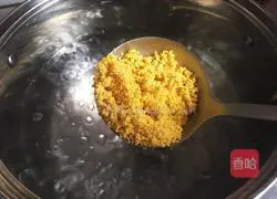 Illustration of how to make sweet potato and millet porridge for health and beauty in autumn 3