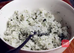 Illustration of how to make seaweed rice ball bento 4