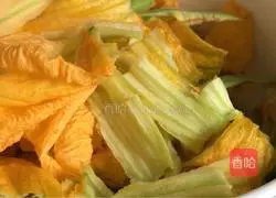 Illustration of how to make pumpkin flower rock sugar millet porridge 6