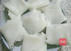 Illustration of how to make Hakka rice noodles wrapped in boards (bundling boards) 9