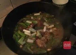 Illustration of how to braise pork ribs and noodles in iron pot 6