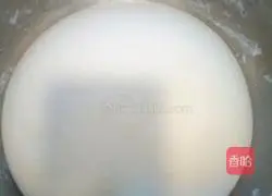 Illustration of how to make scallion, ham and sausage rolls 2