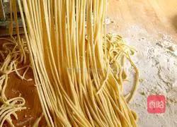 Illustration of how to make braised noodles with lentil short ribs 1