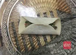 Illustration of how to make pot stickers with chive filling 5