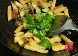 Illustration of how to make braised potato and green beans noodles 4