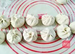 Illustration of how to make mutton stuffed pot stickers 8