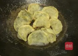 frozen Illustration of how to make golden dumplings with pot stickers 3