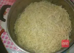 Illustration of how to make lentil braised noodles 4