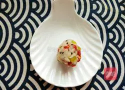 Illustration of how to make fruit rice balls 4