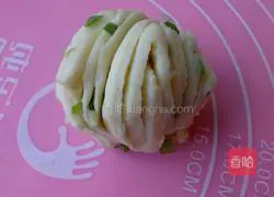 Illustration of how to make double-flavored flower rolls 11