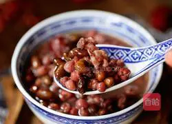 Illustration of how to make red bean and barley porridge to remove dampness 9