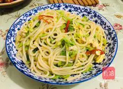 Illustration of how to make fried rice noodles with lotus vegetables and eggs 12