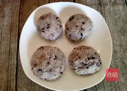 Illustration of how to make cheese and meat floss rice balls 9