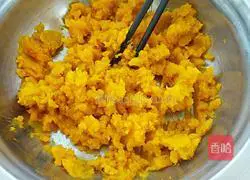 Illustration of how to make red date and pumpkin hair cake 3