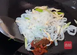 Illustration of how to make fried rice noodles with shredded chicken 7