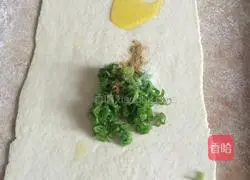 Illustration of how to make onion-flavored flower rolls 7