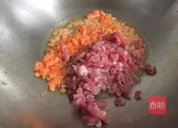 Illustration of how to make preserved egg and lean meat porridge 3