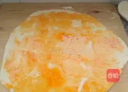 Illustration of how to make red oil flower rolls 5