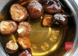 Illustration of how to make braised rice with mushrooms and chicken 1