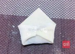 Illustration of how to make mini spring rolls 4