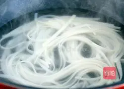 Illustration of how to make fried rice noodles with black pepper and shredded pork 9