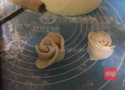 Illustration of how to make rose rolls 5