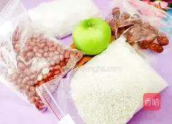 Illustration of how to make apple, red dates and japonica rice porridge 1