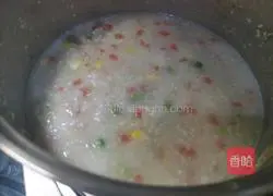 Illustration of how to make carrot, corn and pea minced meat porridge 2