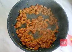 Illustration of how to make mushroom, carrot and chicken porridge 10