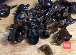 Illustration of how to make black fungus and millet porridge 4