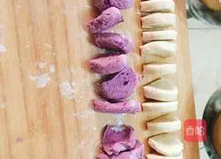 Illustration of how to make two-color rose roll 3