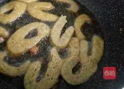 Illustration of how to make fried steamed buns with garlic sprouts 3